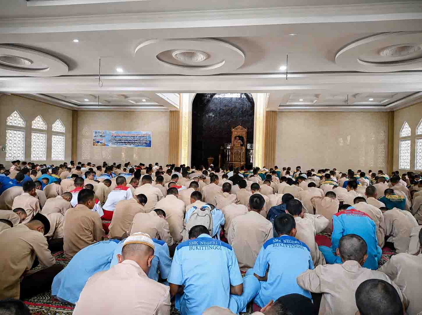 Siswa Shalat berjamaah di lantai 1