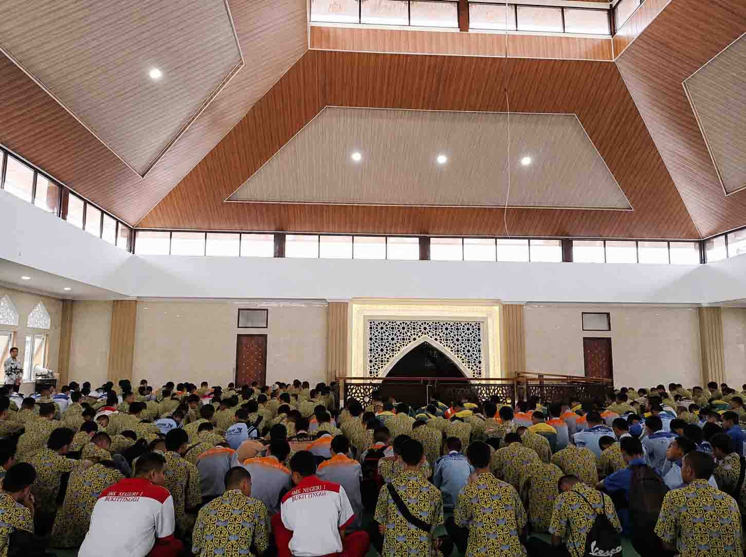 Siswa Shalat berjamaah di lantai 2
